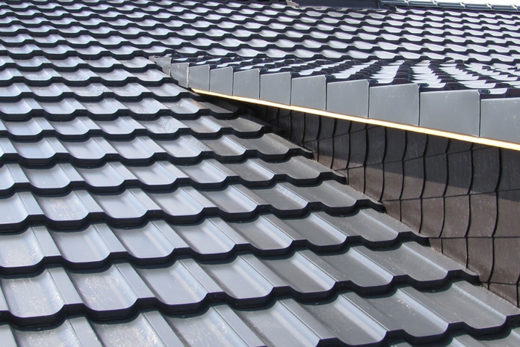 Widok nowoczesnego dachu pokrytego blachodachówką modułową, z podkreśleniem różnic w estetyce i funkcjonalności pokryć dachowych.